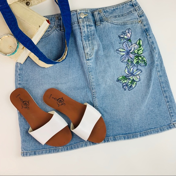 đź’°SALE Ann Taylor Loft Jean Shirt Flower Patch - Picture 1 of 5